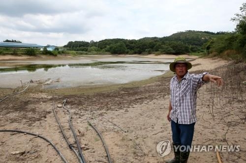 "원래는 저기까지 물이 찼는데" 바닥 드러낸 저수지