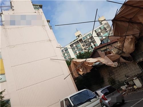 쓰러진 철거현장 구조물