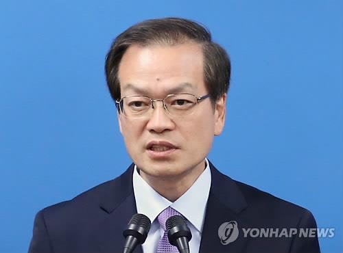 '드루킹' 수사결과 대국민 보고하는 허익범 특검 (서울=연합뉴스) 김인철 기자 = '드루킹' 김동원 씨 일당 등에 대해 수사를 해온 허익범 특별검사가 27일 오후 서울 서초구 특검 사무실에서 지난 60일간 벌인 수사의 최종 결과를 발표하고 있다. 2018.8.27 yatoya@yna.co.kr(끝)