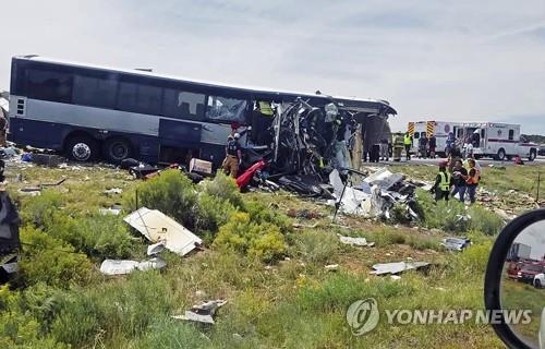 美대륙횡단 고속버스 그레이하운드·트럭 충돌로 최소 8명 사망 - 1
