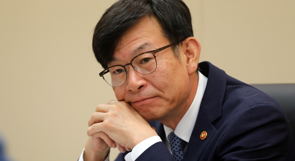 연합뉴스와 인터뷰하는 김상조 공정거래위원장