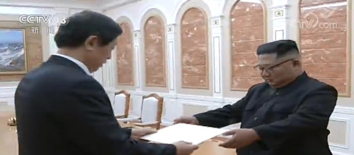 시진핑 친서를 김정은 북한 국무위원장에게 전달하는 리잔수 중국 상무위원