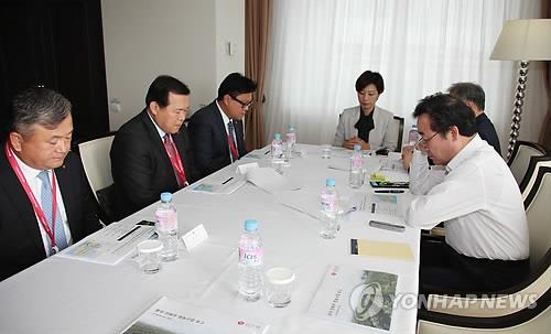 롯데상사 농장 현황 듣는 이낙연 총리