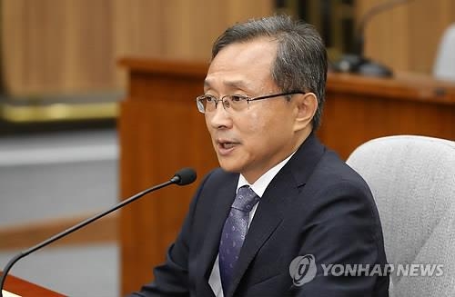 답변하는 유남석 헌재소장 후보자