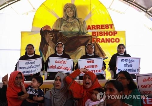 인도 케랄라 주 수녀들이 13일 케랄라 고등법원 앞에서 물라칼 주교를 체포하라고 주장하고 있다. [AFP=연합뉴스]