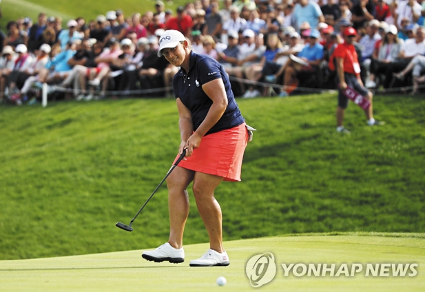 LPGA투어 에비앙 챔피언십에서 역전에 성공하며 데뷔 후 18년 만에 첫 우승을 차지한 앤젤라 스탠퍼드. AP_연합뉴스