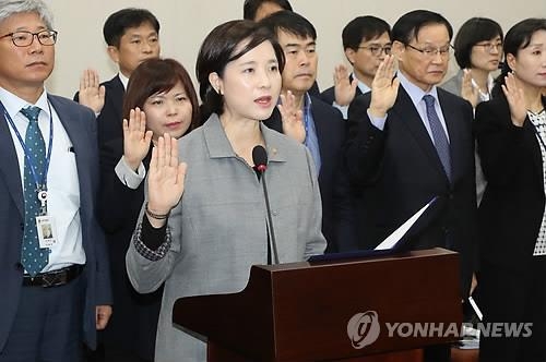 선서하는 유은혜 부총리