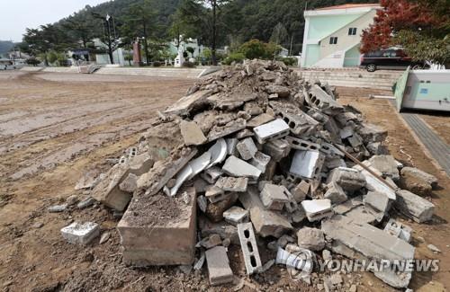 무너진 학교 담벼락