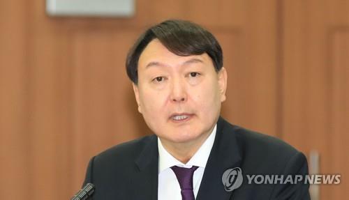 업무보고하는 윤석열 (서울=연합뉴스) 한종찬 기자 = 윤석열 서울중앙지검장이 19일 오전 서초구 서울고등검찰청에서 열린 국회 법제사법위원회의 서울고등검찰청, 서울중앙지방검찰청 등에 대한 국정감사에서 업무보고를 하고 있다. saba@yna.co.kr(끝)