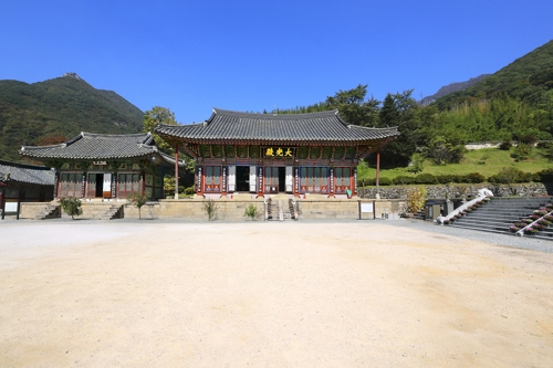 탐방로의 출발점인 표충사