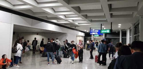 홍콩 공항에서 대기하는 승객들