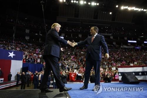 '악연' 테드 크루즈 상원의원과 손 맞잡은 트럼프 미국 대통령