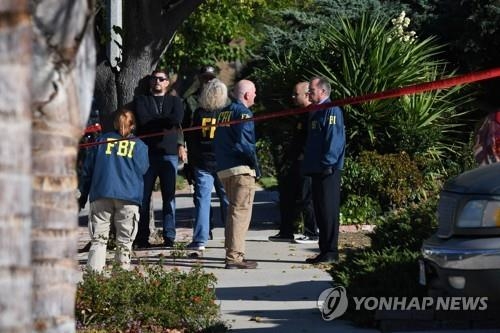 미 LA 교외 술집 총기난사 사건 수사하는 FBI 요원들
