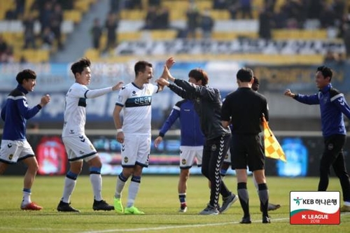 강원전에서 선제골을 넣은 인천의 무고사(중앙)가 기뻐하고 있다.