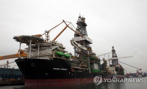 건조 중인 드릴십 (거제=연합뉴스) 이정훈 기자 = 8일 대우조선해양 거제 옥포조선소 야드에 석유시추 설비인 드릴십들이 정박해 있다. 대우조선해양은 전날 지난해 매출 12조9천733억원, 영업손실 5조5천51억원, 당기순손실 5조1천324억원을 기록했다고 공시했다. 2016.3.8 seaman@yna.co.kr(끝)