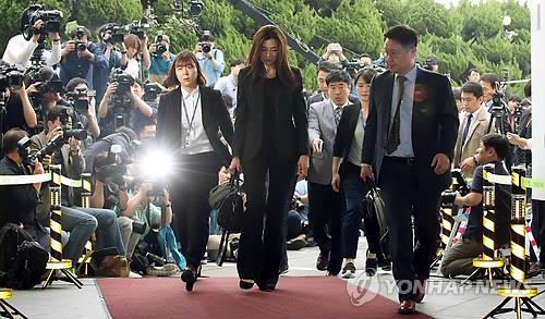 지난 5월 '물컵 갑질' 논란으로 경찰 조사를 받으러 가는 조현민 전 대한항공 전무