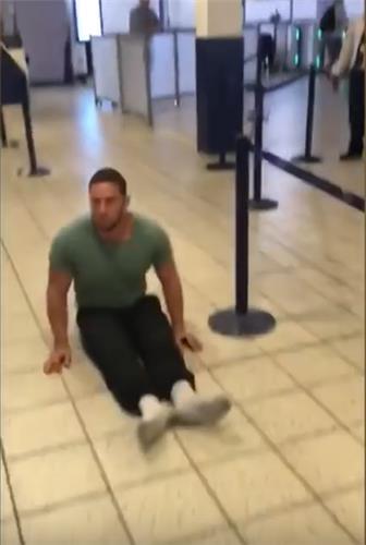 저스틴 레벤이 영국 루턴 공항에서 휠체어 없이 다리를 끌고 나오는 모습
