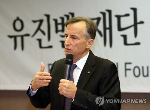 방북 특별보고 기자회견 하는 인세반 유진벨재단 회장