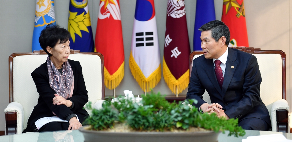 최영애(왼쪽) 인권위원장과 정경두 국방부 장관
