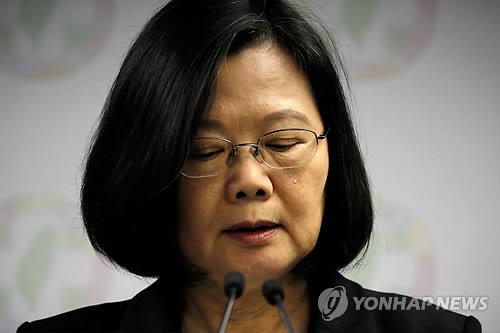 차이잉원 총통, 지방선거 참패로 민진당 주석 사퇴(타이베이 로이터=연합뉴스) 24일(현지시간) 치러진 대만 지방선거에서 집권 민주진보당(민진당)이 중국국민당(국민당)에 참패한 것으로 나타나자 차이잉원 총통이 이날 밤 타이베이에서 기자회견을 열고 민진당 주석 자리에서 물러난다고 밝히고 있다. ymarshal@yna.co.kr (끝)