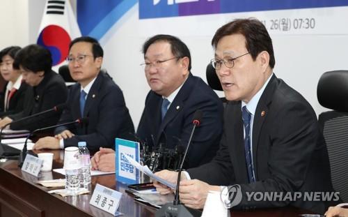 카드수수료 개편방안, 발언하는 최종구 (서울=연합뉴스) 김주형 기자 = 최종구 금융위원장(오른쪽)이 26일 오전 국회 의원회관에서 열린 카드수수료 개편방안 당정협의에서 발언하고 있다. 2018.11.26