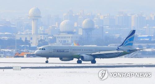 활주로 이동하는 에어부산 여객기