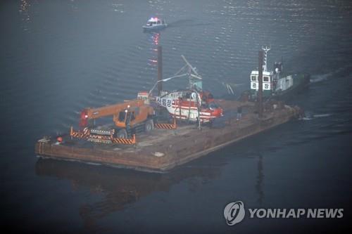 추락한 산림청 헬기 인양 (서울=연합뉴스) 박동주 기자 = 1일 서울 강동구와 경기 구리시 경계인 강동대교 인근 한강에 추락한 산림청 헬리콥터가 인양되고 있다. 2018.12.1 pdj6635@yna.co.kr(끝)