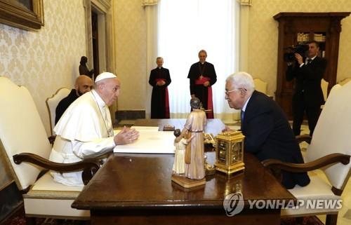 프란치스코 교황(왼쪽)과 아바스 팔레스타인자치정부(PA) 수반[AP=연합뉴스]