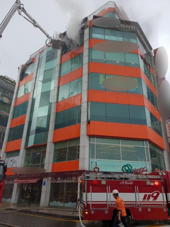 부산 상가 건물서 불