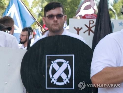 방패 들고 있는 극우단체 회원 제임스 알렉스 필즈 주니어