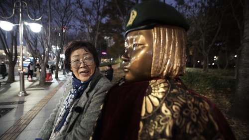 이용수 할머니가 대구에 세워진 소녀상을 바라보며 상념에 젖은 모습입니다.