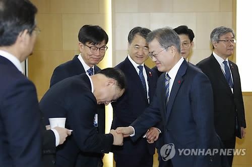 홍남기 신임 경제부총리와 인사하는 문 대통령