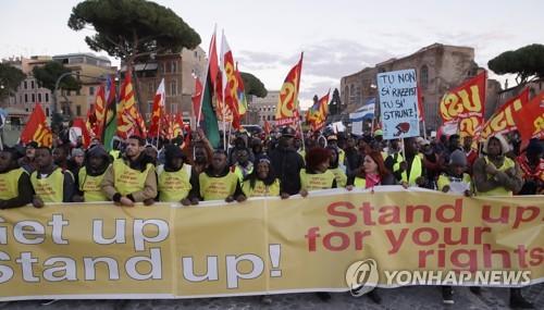 15일 이탈리아 로마에서 정부의 난민 강경 정책에 반발하는 시위대가 항의 집회를 열었다. [AP=연합뉴스] 