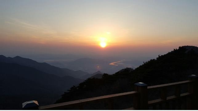 비슬산에서 바라본 일출