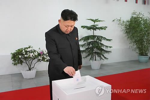 최고인민회의 대의원 투표하는 김정은 위원장