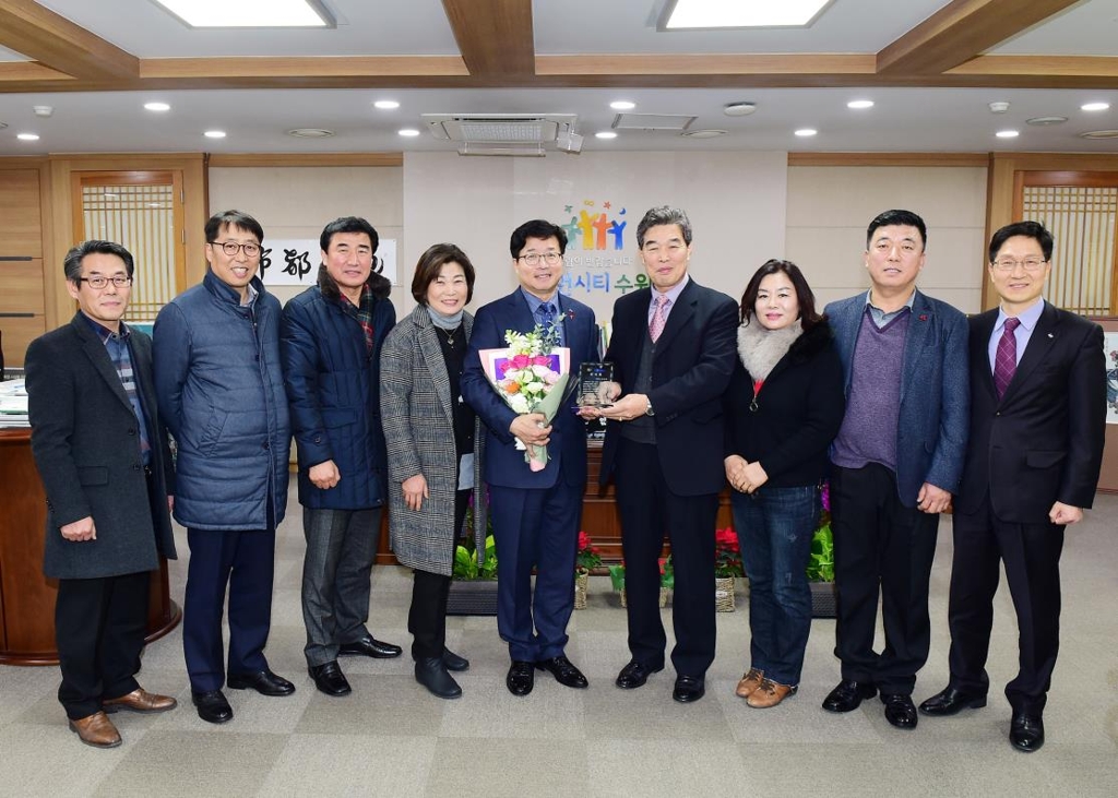 율천동주민들 수원시장에 감사패 전달