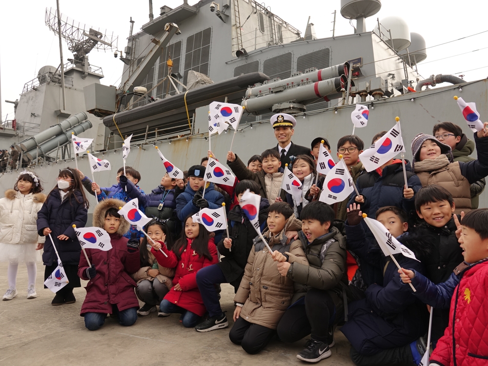 상하이 입항하는 충무공이순신함 환영하는 교민 어린이들
