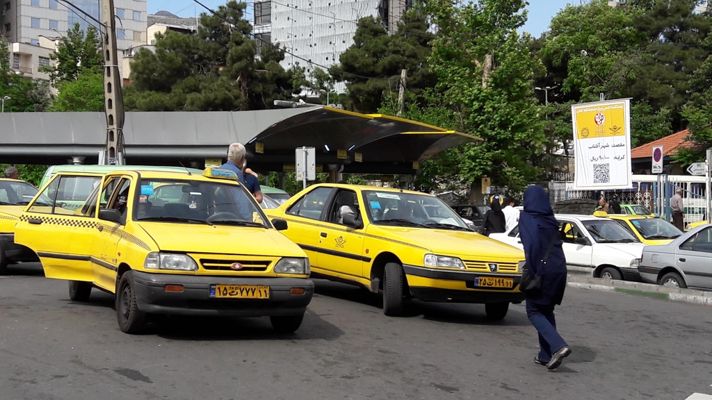 이란 테헤란 시내의 택시 정류장