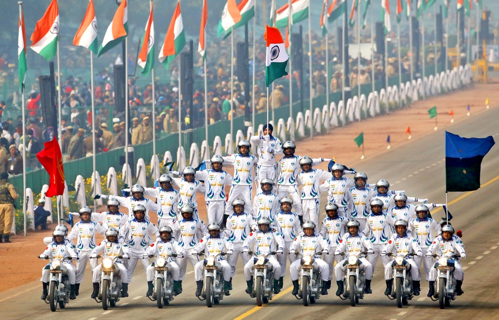 (뉴델리 로이터=연합뉴스) 23일(현지시간) 인도 뉴델리에서 열린 '공화국의 날' 행사 리허설에서 국경수비대 소속 33명의 장병이 오토바이 퍼레이드를 선보이고 있다. 