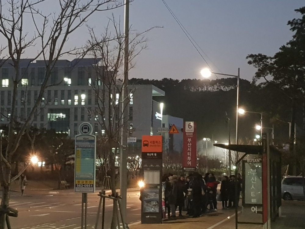 버스를 기다리는 동삼혁신도시 직원들과 해양박물관 관람객