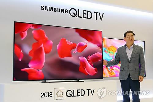QLED TV 앞에 선 한종희 삼성전자 영상디스플레이사업부 사장