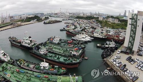 항구에 정박 중인 소형 유조선들