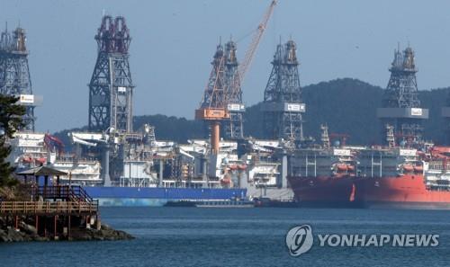 드릴십 가득한 대우조선해양의 거제 옥포조선소