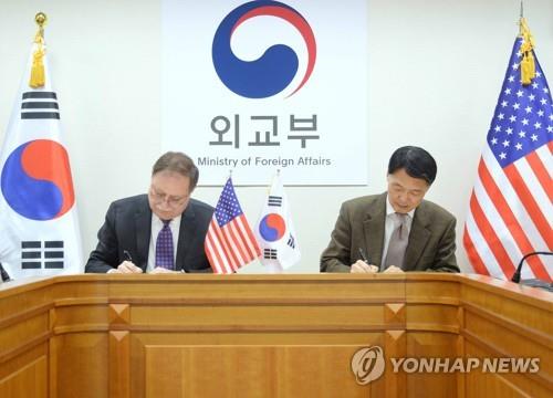 방위비분담협정 가서명하는 한미대표