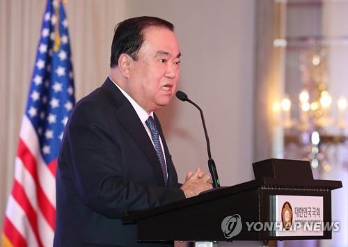 LA 동포간담회에서 격려사 하는 문 의장