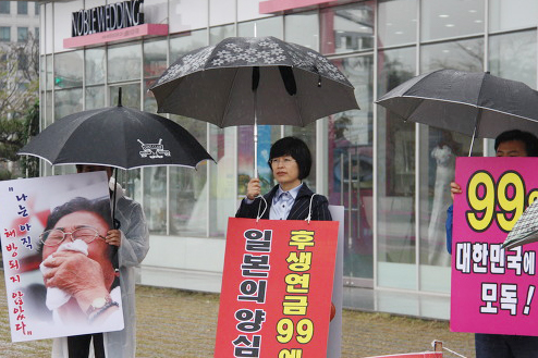 2012년 미쓰비시 불매 운동 시위 참여한 임선숙 변호사(가운데)