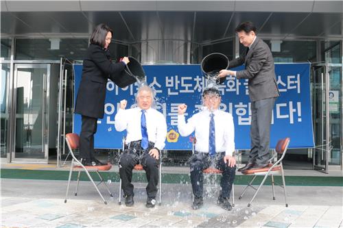 아이스버킷 챌린지하는 오인철(오른쪽)·한옥동(왼쪽) 충남도의원