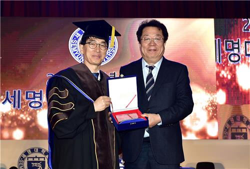 이용걸(왼쪽) 세명대 총장과 이상천 제천시장