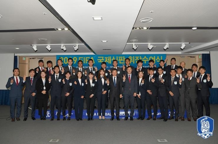 2019 FIFA 국제심판 휘장 수여식에 참석한 심판들