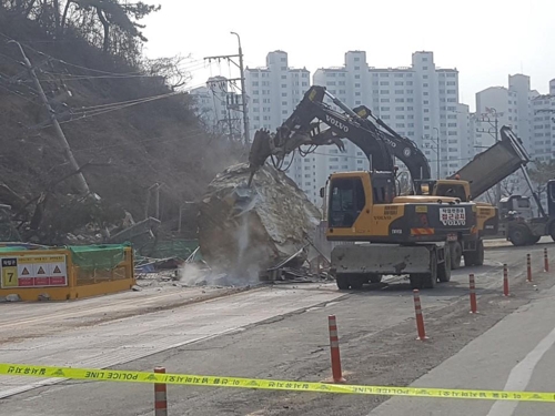 지상으로 떨어진 대형바위